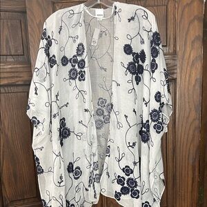 Sonoma White and Black Leaf Pattern Kimono